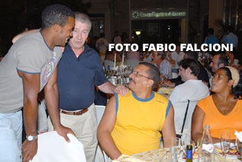 Inserisci un'immagine (800x500)