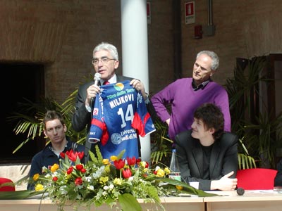 Inserisci un'immagine (800x500)