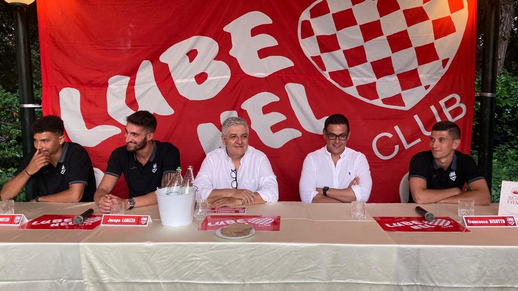 Inserisci un'immagine (800x500)